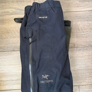 Arc'teryx Women's Black and Gray Pants